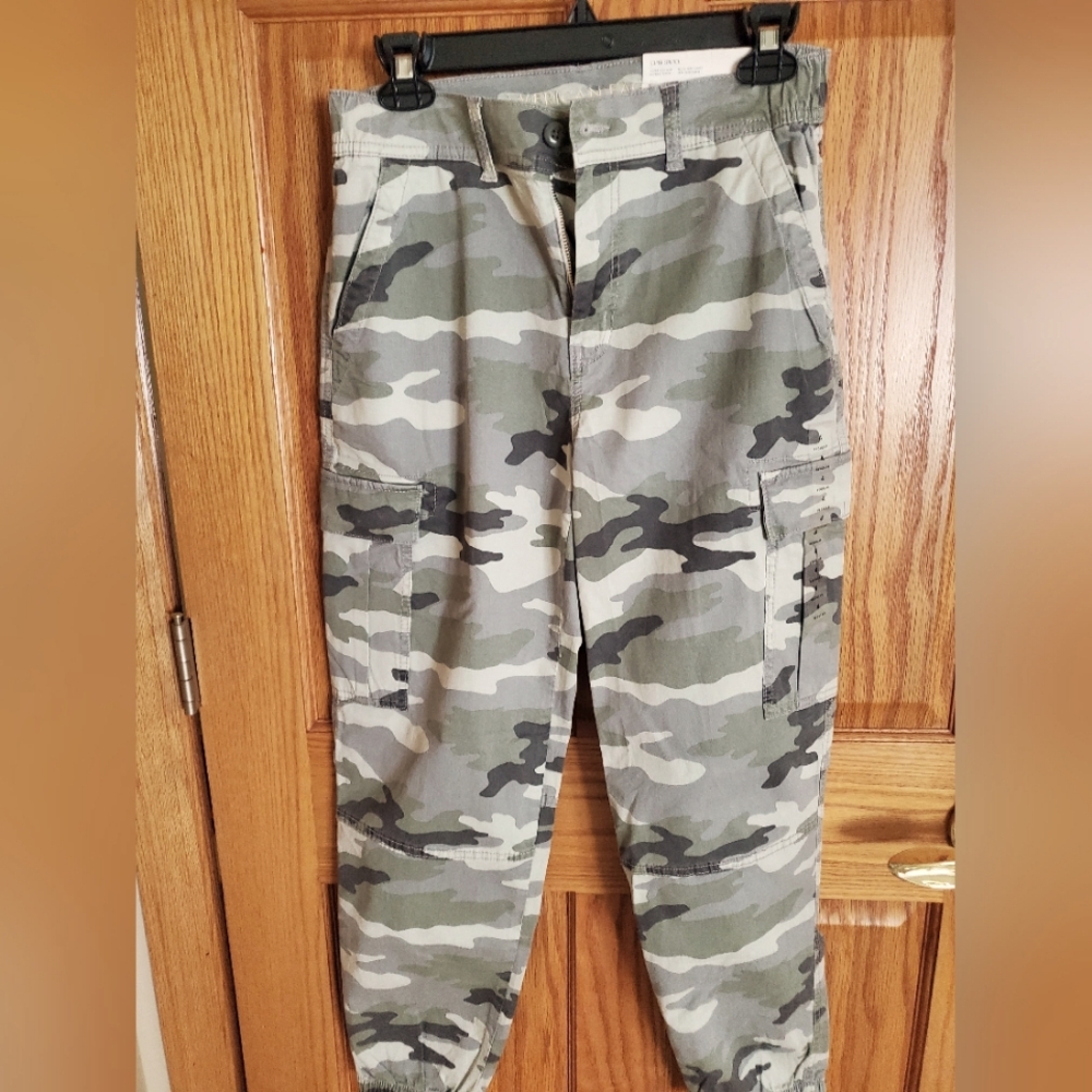 American Eagle size 4 camouflage cargo jogger style pant. New with tags!